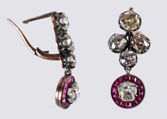 Серьги из желтого и белого металла, общим весом 6,09 грамма, содержат вставки из бриллиантов и рубинов